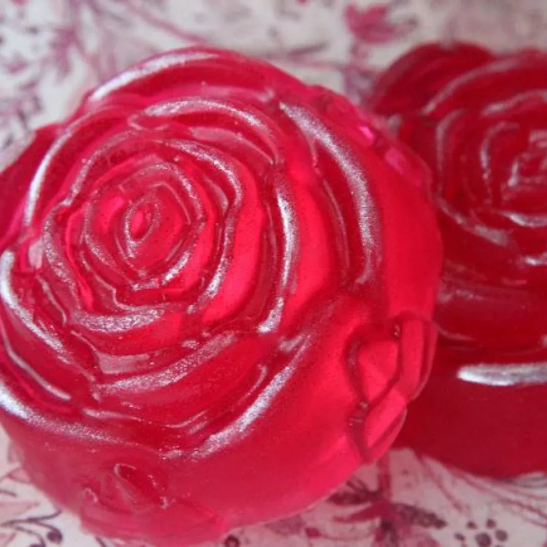 Jabón de glicerina en forma de rosa roja