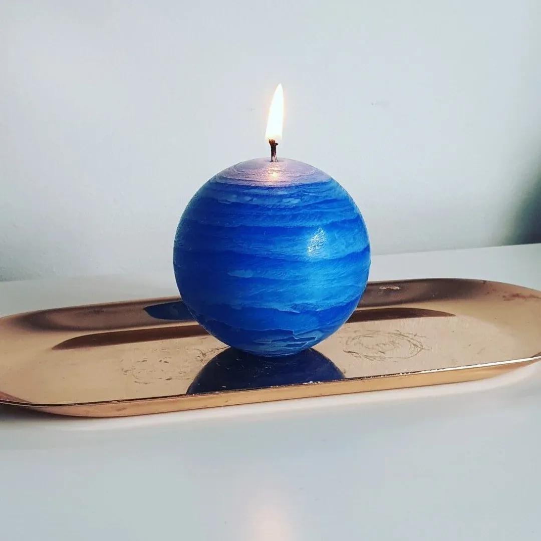 Vela esfera azul encendida