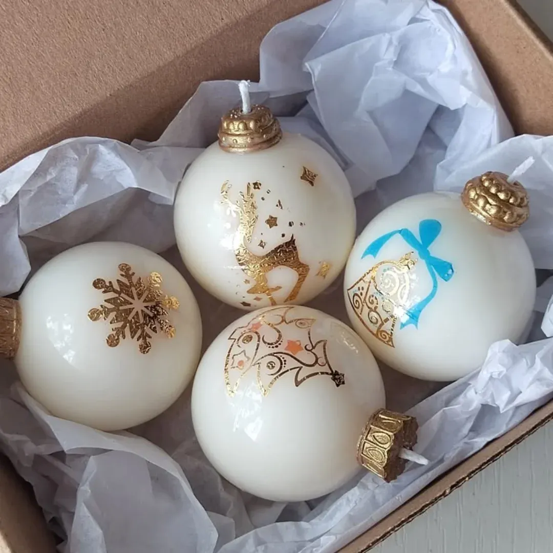 Velas de esferas navideñas doradas