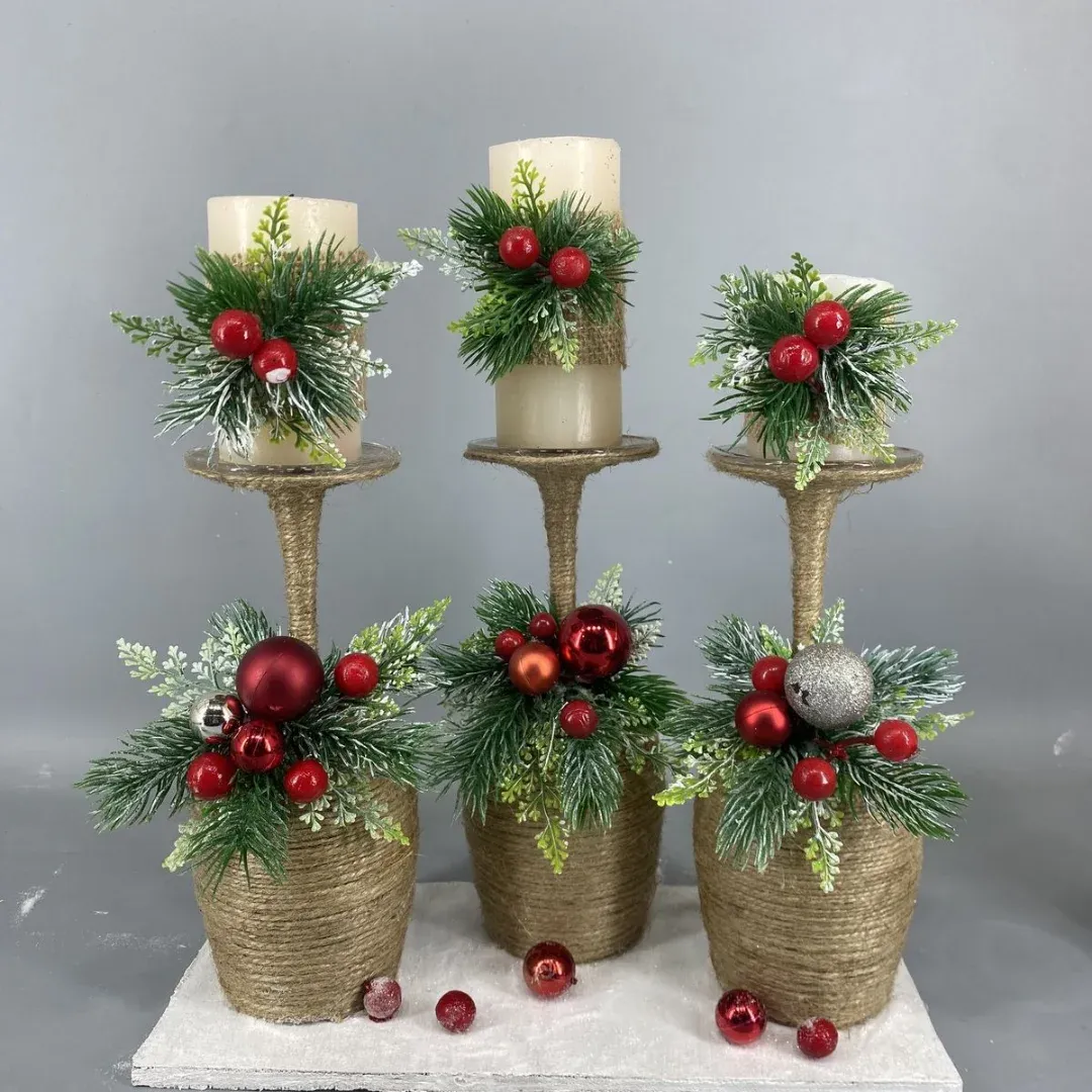 Velas pilar navideñas en candelabro